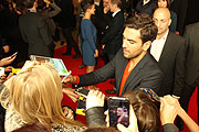 Autogramme für die Fans von Elyas M`Barek @ "Fack ju Göhte" Filmpremiere (©Foto:Martin Schmitz)